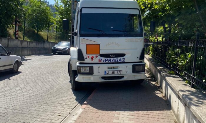 Freni patlayan tüp kamyonu kaldırıma çıkarak durabildi