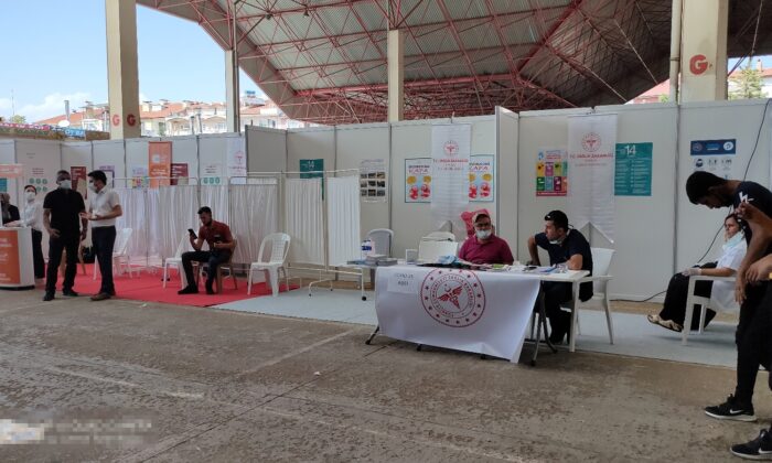 Fuara katılanlar sıraya girip randevusuz aşılandı