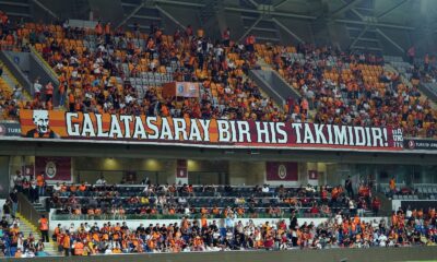 Galatasaraylı taraftarlar tribünlerde