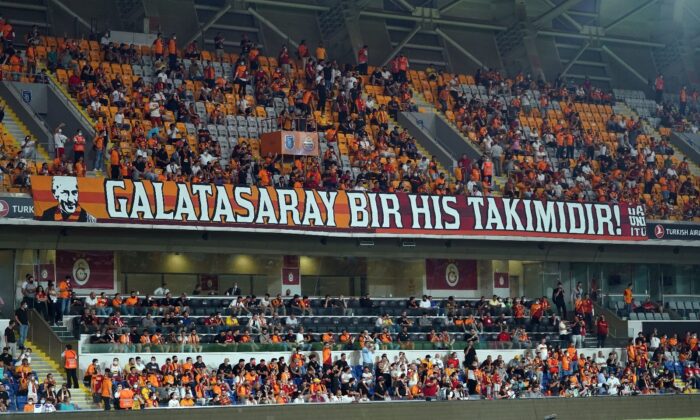 Galatasaraylı taraftarlar tribünlerde