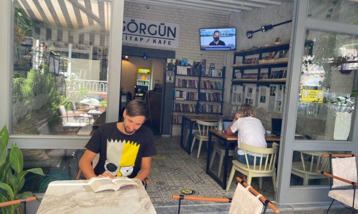 Gazeteci Yazar Çelik, Çeşme’de kitap kafe açtı