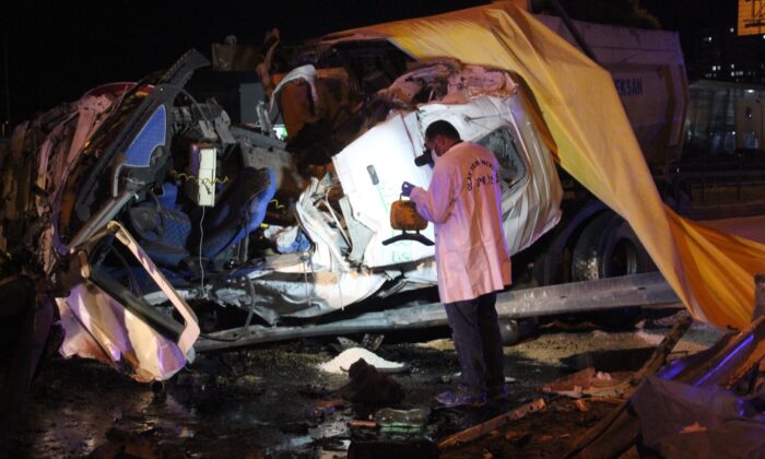 Gaziantep’te kamyon yön levhasına çarptı:1 ölü