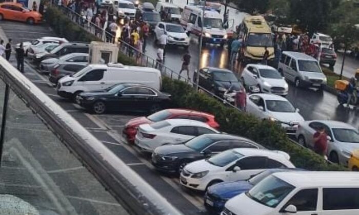 Gaziosmanpaşa’da bir kamyon, içinde yolcu bulunan minibüse çarptı