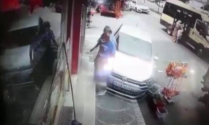 Gaziosmanpaşa’da kaldırıma çıkan araç iki kişiye çarptı
