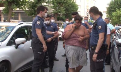 Gaziosmanpaşa’da otomobil karşıya geçen yayalara çarptı: 1’i ağır 3 yaralı