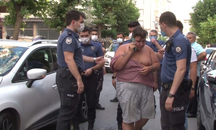 Gaziosmanpaşa’da otomobil karşıya geçen yayalara çarptı: 1’i ağır 3 yaralı