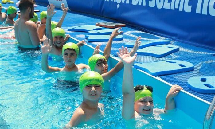 Gaziosmanpaşalı çocukların havuz keyfi