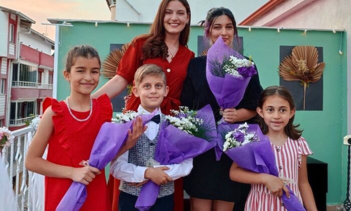 Gediz’de minik öğrencilerden piyano dinletisi