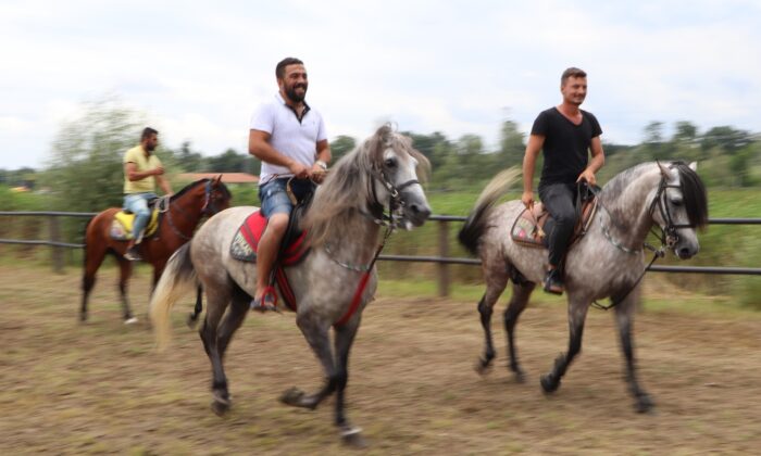 Geleneksel Rahvan At Yarışları nefes kesti