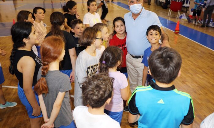 Genç basketbolcuların formaları Türkyılmaz’dan