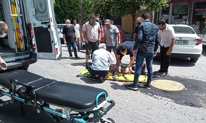 Geri geri gelen otomobile çarpan elektrikli bisiklet sürücüsü yaralandı