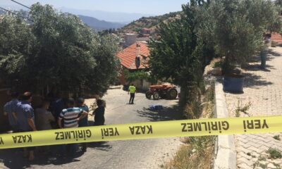 Geriye kaçırdığı traktörün altında can verdi