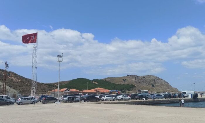 Gökçeada’dan dönen tatilciler Kuzu Limanı’nda uzun kuyruklar oluşturdu