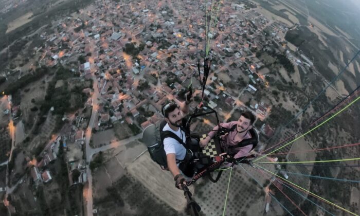Gökyüzünde tavla keyfi yaptılar
