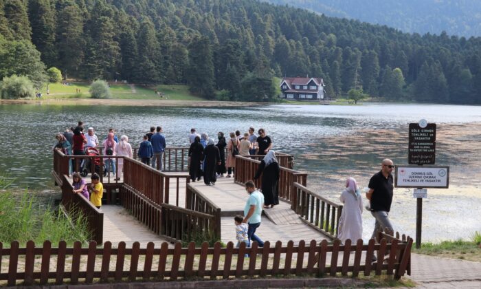 Gölcük Tabiat Parkı’nda tatilci yoğunluğu