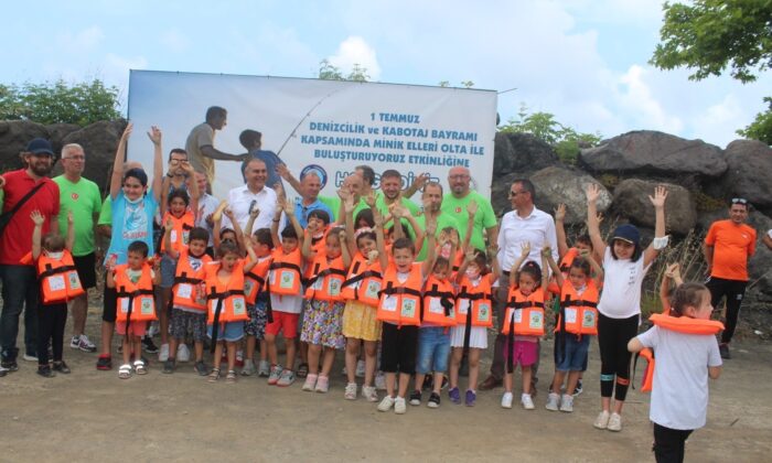 Görele’de çocuklara olta takımı dağıtıldı