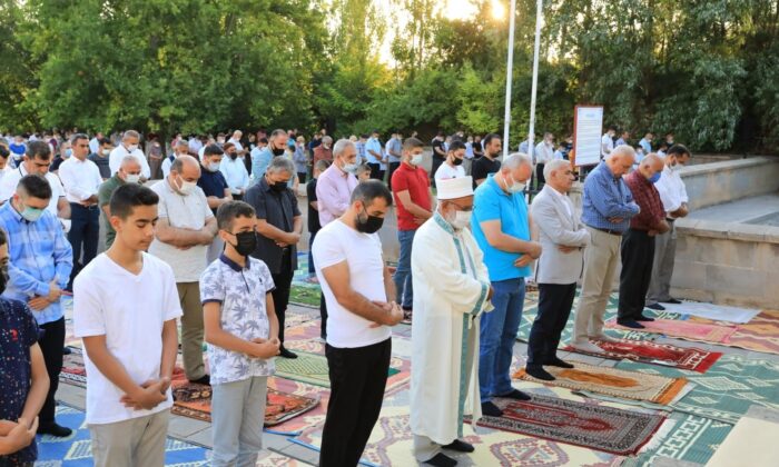 Güder, bayram namazını Battalgazililerle birlikte kıldı