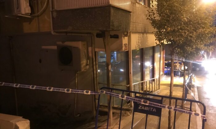 Güngören’de balkonunda çatlaklar olan bina tedbir amacıyla boşaltıldı