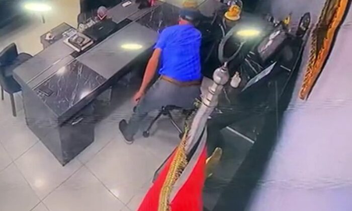 Güzellik merkezinin ofisine kadar girdi, çekmecedeki cüzdanı böyle çaldı