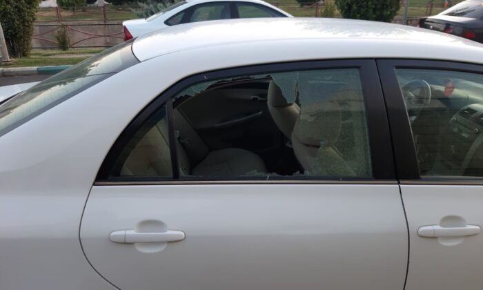 Habere giden gazetecinin aracının camını kırıp malzemelerini çaldılar