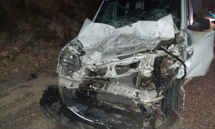 Hafif ticari araç ile kamyon çarpıştı: 2 yaralı