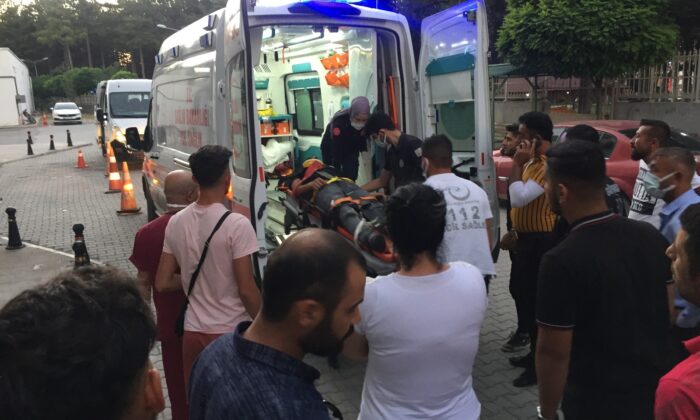 Hafif ticari araç ile motosiklet çarpıştı: 2 yaralı