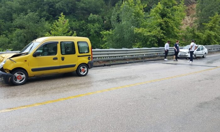 Hafif ticari araç ile otomobil çarpıştı: 5 yaralı
