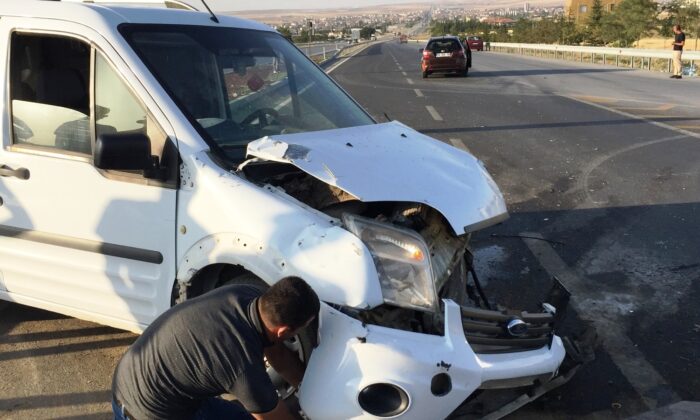 Hafif ticari araç ile otomobil çarpıştı: 5 yaralı