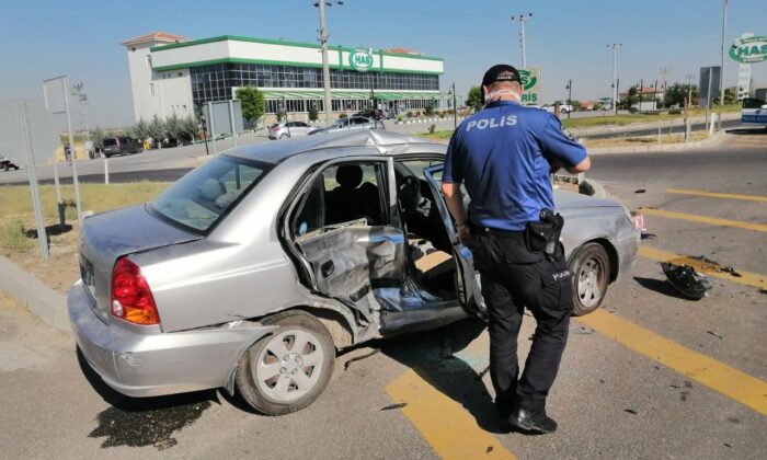 Hafif ticari araçla otomobil çarpıştı: 7 yaralı