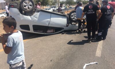 Hafif ticari araçla otomobil çarpıştı: 9 yaralı