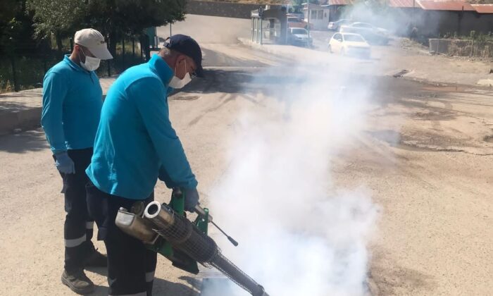 Hakkari’de sivrisineklere karşı kanal sisleme çalışması