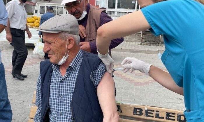 Halk pazarında aşı kampanyası