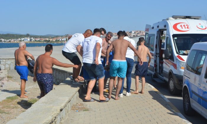 Halk plajında boğulmak üzere olan öğretmen son anda kurtarıldı
