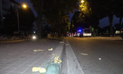 Hamur yüklü hafif ticari araç takla attı: 3 yaralı