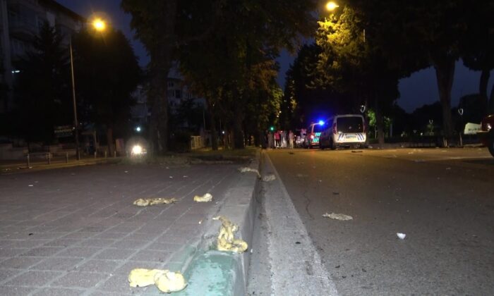 Hamur yüklü hafif ticari araç takla attı: 3 yaralı