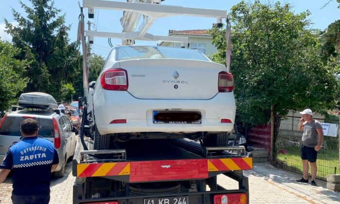 Hatalı park edilen araçlar çekiliyor