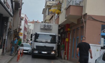 Hatalı park yüzünden yolda ilerleyemeyen kamyon balkon altına sıkıştı