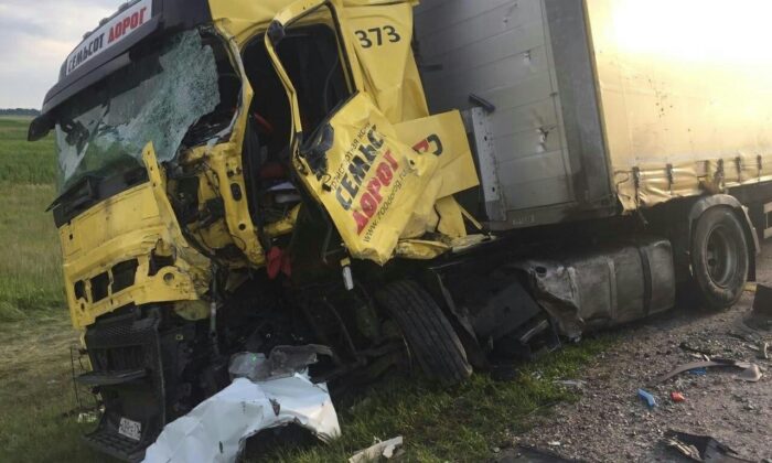 Hatalı sollama yapan minibüs, alev topuna döndü: 1 ölü