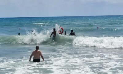 Hatay’da 2 kişi rip akıntısına kapıldı