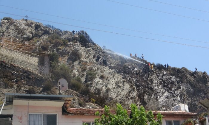 Hatay’da evleri tehdit eden orman yangını söndürüldü