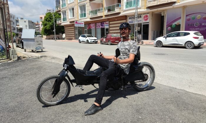 Hataylı genç, joystick kollu motosiklet yaptı