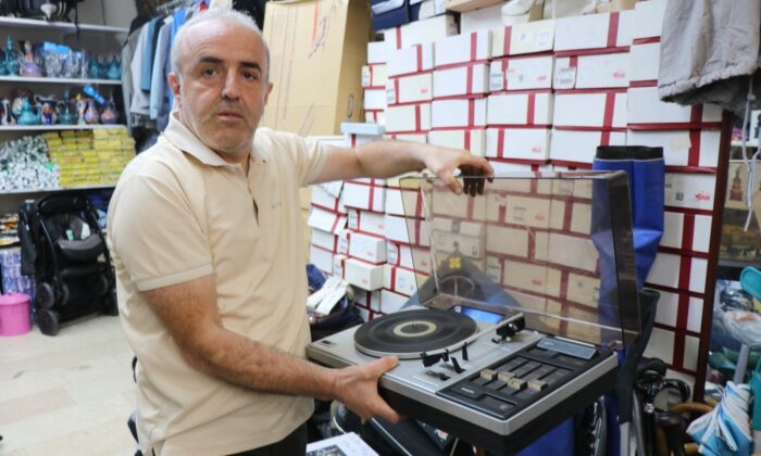 Havalimanında unutulan eşyalar satışa sunuldu