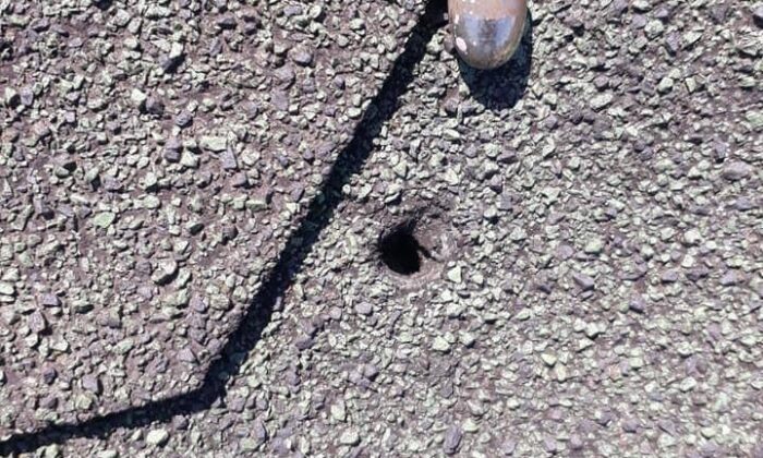 Havaya atılan serseri mermiler 4 evin çatısını deldi