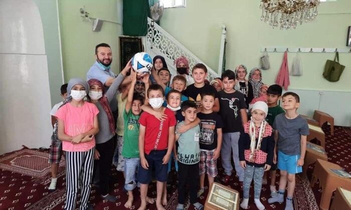 Hayırsever iş insanından Kur’an kursu öğrencilerine futbol topu hediyesi