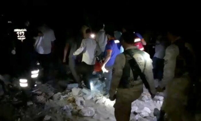 Hayvan otlatırken uçurumdan düşen kadının cansız bedeni 5 saatlik çalışma sonunda bulunduğu yerden çıkartıldı