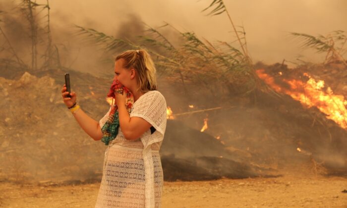 Hayvanlarını yangından traktöre yükleyerek kaçırdılar