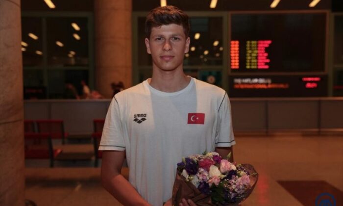 Hem yüzmede hem okulda şampiyon