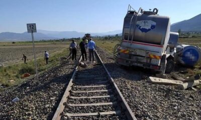Hemzemin geçitte yük treni ile süt tankeri çarpıştı: 1 yaralı