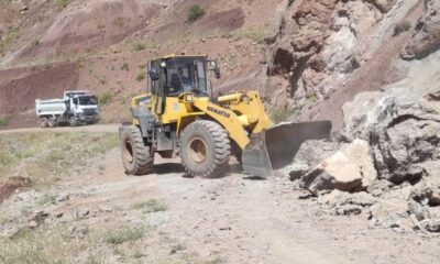 Heyelan köy yolunu kapattı, ekipler seferber oldu