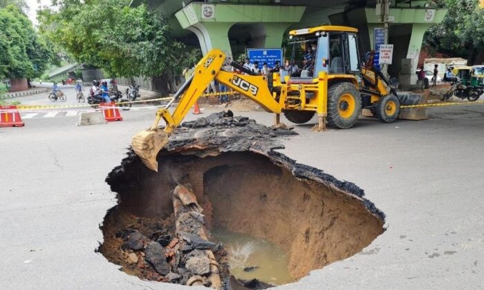 Hindistan’da yol ortasında oluşan dev düden korkuttu
